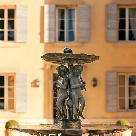 Chateau De La Brillanne بيت ضيافة 2*